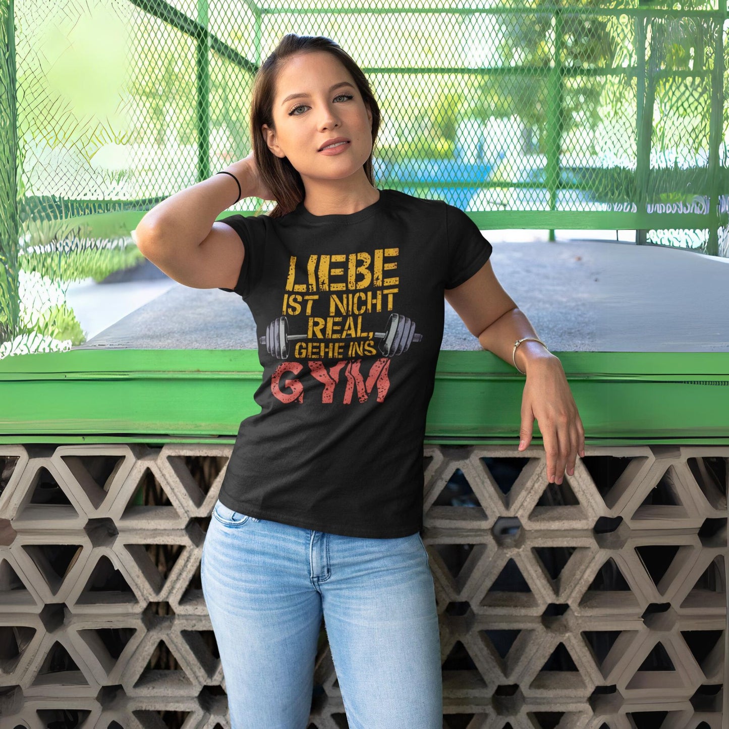 Damen Shirt mit Hantel-Motiv und Spruch: 'Liebe ist nicht real, gehe ins Gym' - Ladies Premium Shirt