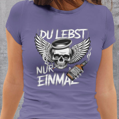 YOLO Statement T-Shirt: Du lebst nur einmal mit rauchendem Totenkopf, Flügeln, Zigarette und Alkohol - Ladies Premium Shirt