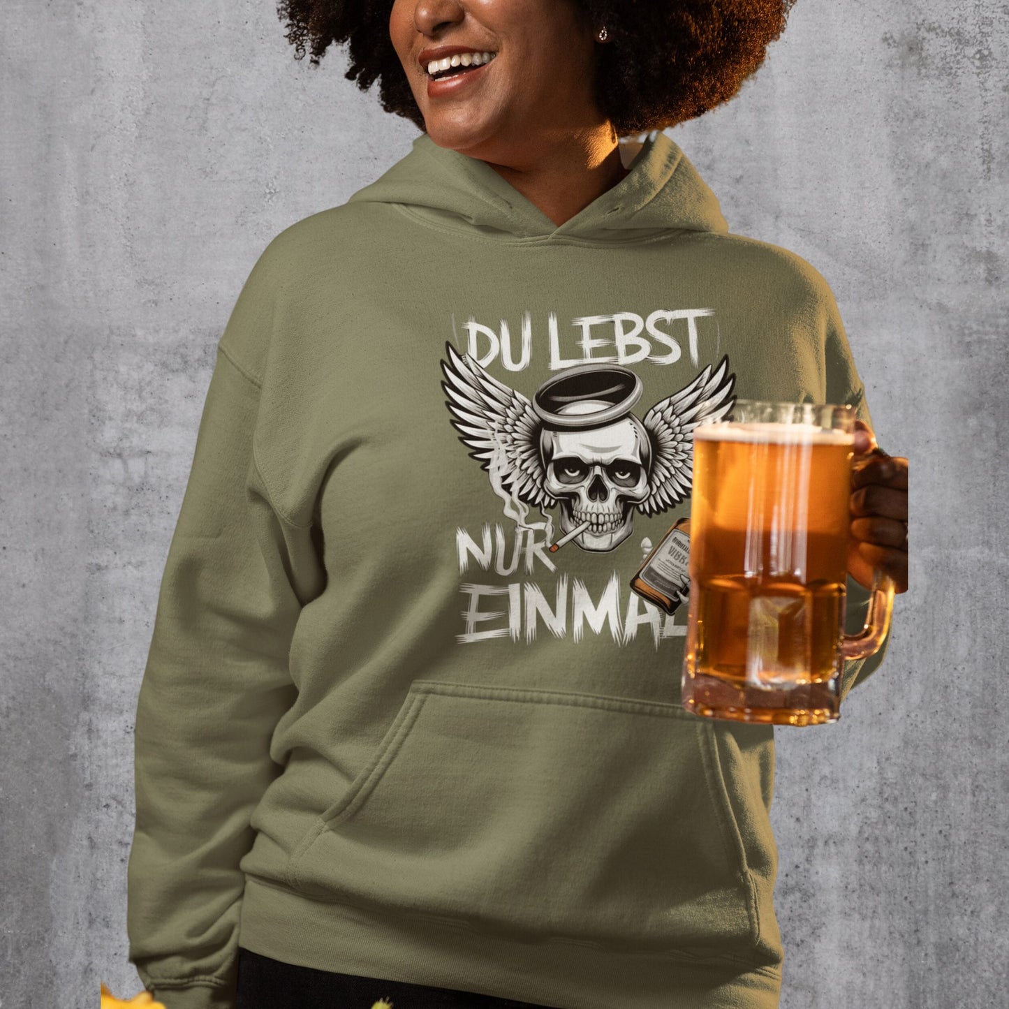 YOLO Statement Hoodie: Du lebst nur einmal mit rauchendem Totenkopf, Flügeln, Zigarette und Alkohol - Premium Unisex Hoodie