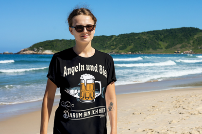 Lustiges Damen T-Shirt - 'Angeln und Bier, darum bin ich hier' | Perfekt für Anglerinne - Ladies Premium Shirt