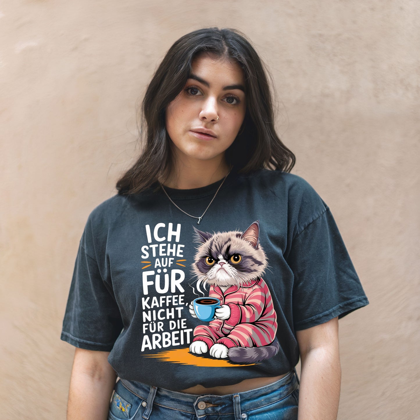 Lustiges Damen Shirt 'Ich stehe auf für Kaffee, nicht für die Arbeit' mit mürrischer Katze - Ladies Premium Shirt