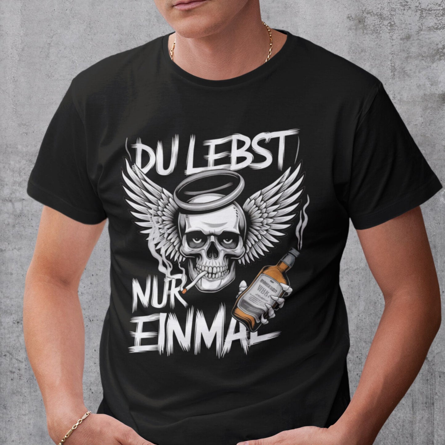 YOLO Statement T-Shirt: Du lebst nur einmal mit rauchendem Totenkopf, Flügeln, Zigarette und Alkohol - Premium Shirt