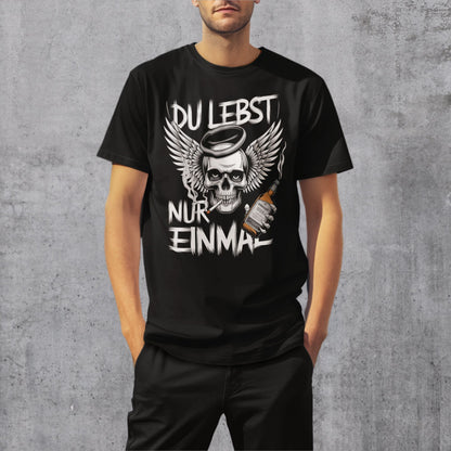 YOLO Statement T-Shirt: Du lebst nur einmal mit rauchendem Totenkopf, Flügeln, Zigarette und Alkohol - Premium Shirt